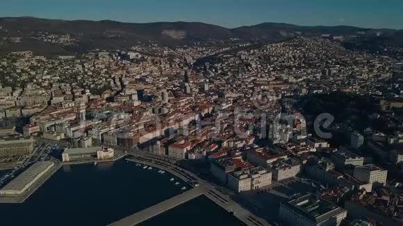 意大利的老城市里雅斯特从老城和码头中心的无人机上看视频的预览图