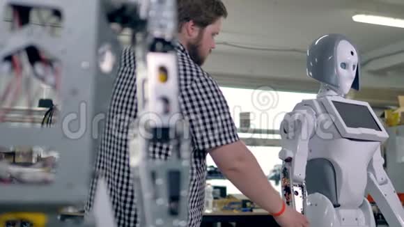 一个工程师举起一个机器人手臂在他们的槽里加上螺母4公里视频的预览图