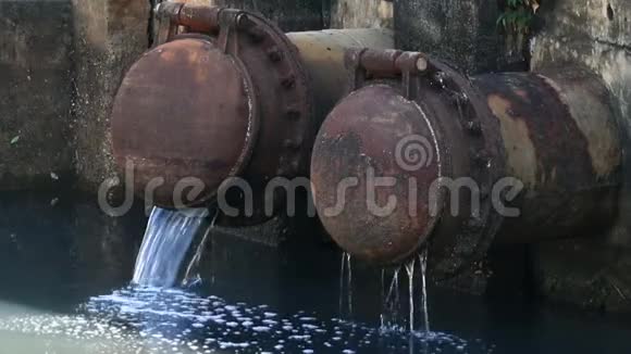 从金属管道流向河流的废水视频的预览图