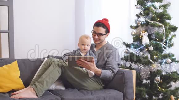 快乐的年轻父子花时间过圣诞节视频的预览图