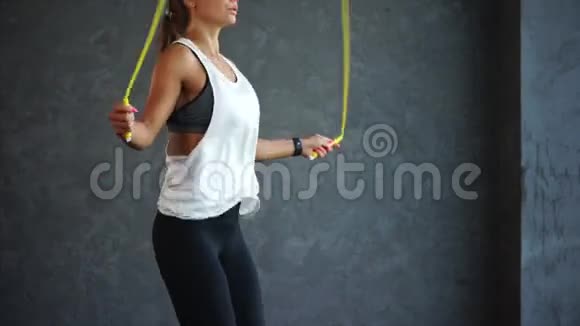运动女人在健身房跳绳女士想保持身材视频的预览图