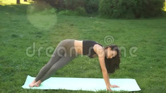 刚开始健身的女性在户外做瑜伽姿势很快就会放弃做困难的运动视频的预览图