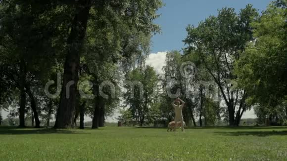 成年男子为他的狗投掷橡皮球视频的预览图