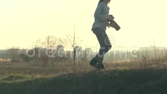 年轻的女摄影师走在田野里视频的预览图