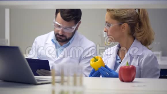 在实验室里向辣椒注射化学物质的科学家小组视频的预览图