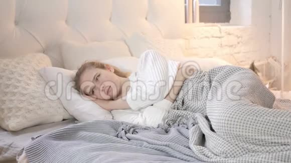 生病的少女睡觉时咳嗽咳嗽视频的预览图