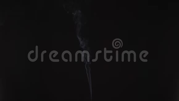 真实的薄烟在通道上隔离透明视频的预览图