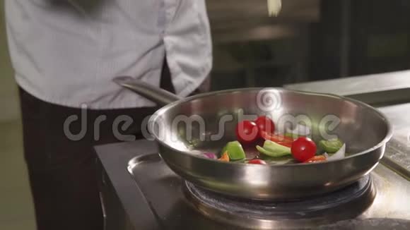 一个铝制的煎锅它站在有蔬菜的炉子上视频的预览图