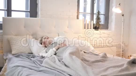 生病的少女在床上咳嗽视频的预览图