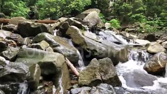 山河上的小瀑布视频的预览图