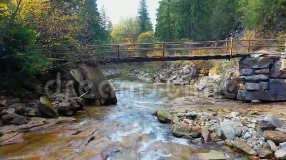 乌克兰喀尔巴阡山脉岩石海岸之间的山脉河流视频的预览图