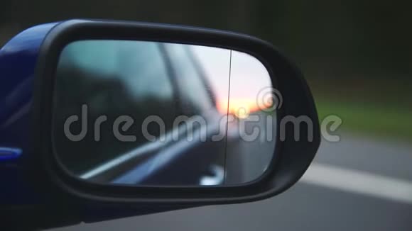 从汽车的镜子中看到道路的后视镜视频的预览图