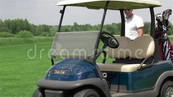 男人和女人坐着高尔夫球车视频的预览图