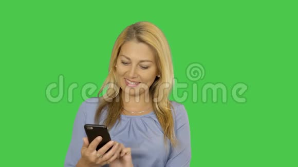 成年白种人女孩通过手机说话微笑白人金发女性使用电话交谈沟通视频的预览图
