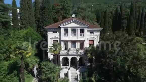 别墅意大利群山环绕的美丽的加尔达湖全景无人机视频拍摄视频的预览图