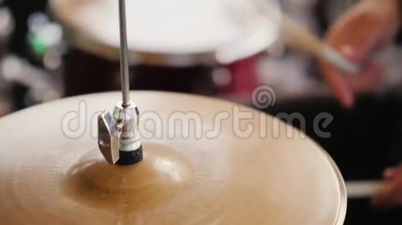 音乐家用鼓槌敲击盘子夜总会里的音乐会景深较浅的视频视频的预览图