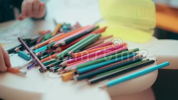 小男孩学会用彩色铅笔和蜡笔画画视频的预览图