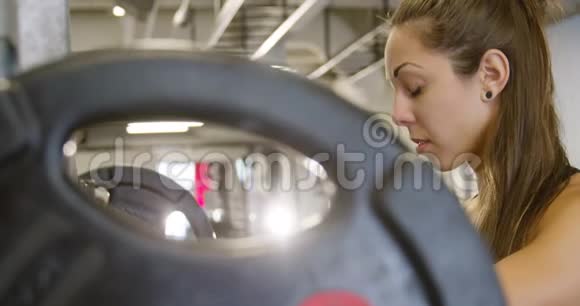 一个强壮的女人做举重蹲式锻炼的特写镜头视频的预览图
