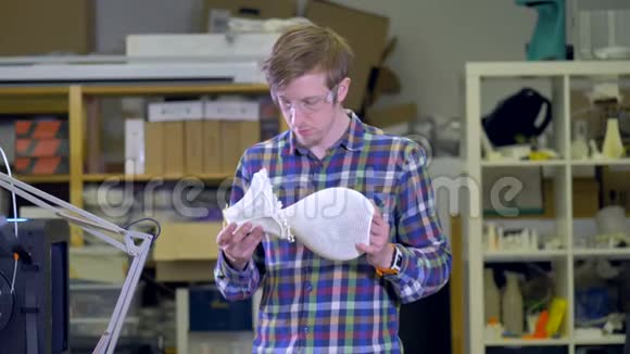 一位工程师俯瞰一盏3D打印的灯视频的预览图