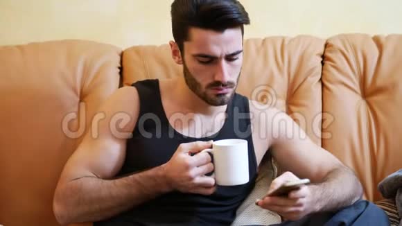 年轻人一边喝咖啡一边打电话视频的预览图