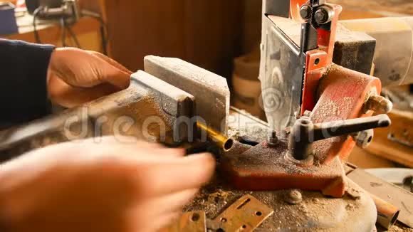 铁匠切割棒和金属板用黑色材料带锯机视频的预览图