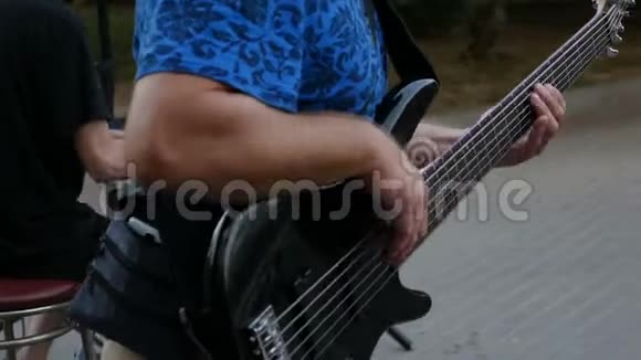 低音手弹电低音吉他效果图视频的预览图