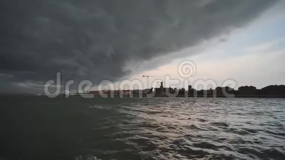 黑色雷云中威尼斯全景视频的预览图