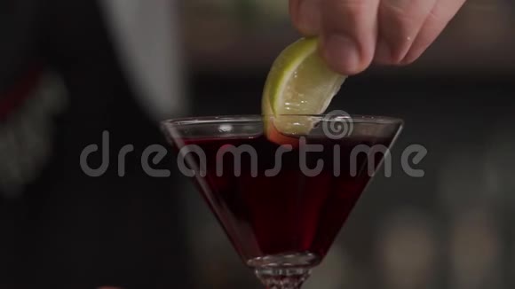 喝一杯含酒精的鸡尾酒放柠檬酒视频的预览图