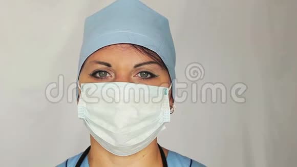 一位女医生脸上穿着一件长袍凝视着相机摄像机从右移到小车视频的预览图