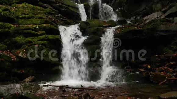 奇妙的山瀑瀑布瀑布空中观景石浦瀑布视频的预览图