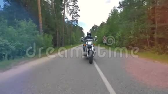 摩托车手在乡村公路上改变车道和乘车4K视频的预览图