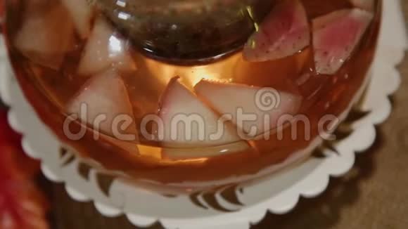桌上摆着一个装有热茶的玻璃茶壶视频的预览图