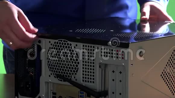 技术人员手打开桌面PC机箱盖计算机维修概念视频的预览图