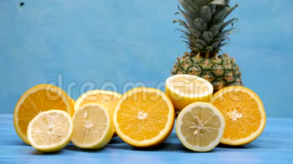 菠萝橘子和柠檬片视频的预览图