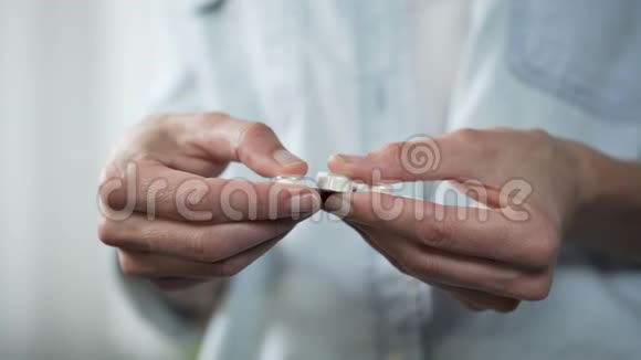 女人把白色的药片从水泡包装药物药品视频的预览图
