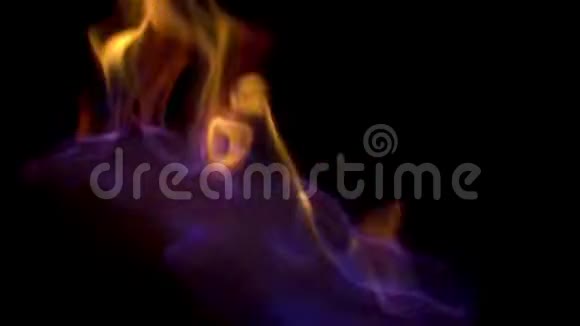 关闭水平视图为蓝色和红色燃烧的火隔离在黑色背景上美丽催眠神秘红色视频的预览图