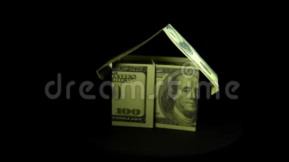 美元钞票的房子和核心围绕着黑色的背景视频的预览图