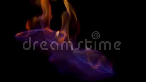 关闭水平视图为蓝色和红色燃烧的火隔离在黑色背景上美丽催眠神秘红色视频的预览图