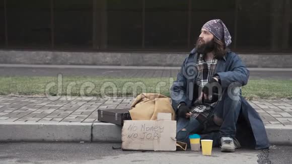 商人给无家可归的人分享食物视频的预览图