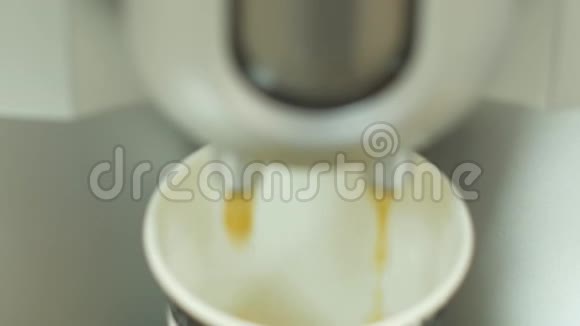 咖啡从咖啡机流入纸玻璃注意液体视频的预览图