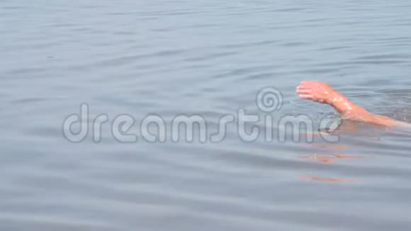 老人在咸湖后面洗澡视频的预览图