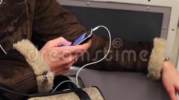 在地铁里使用智能手机的女人视频的预览图