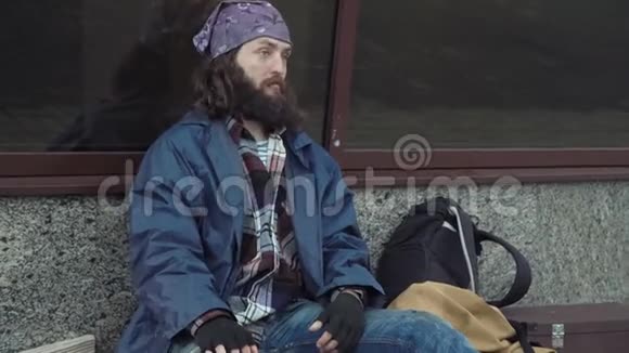 一个醉酒的流浪汉坐在街上视频的预览图