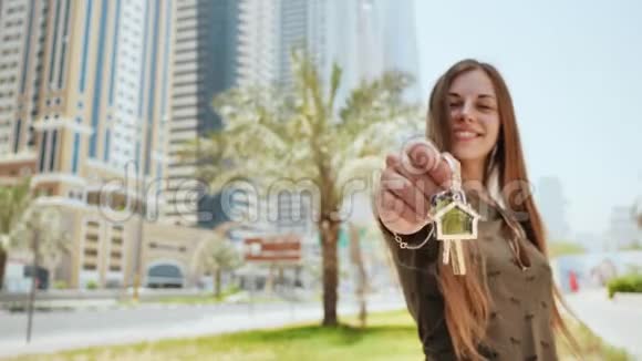 小女孩拿着钥匙在迪拜买公寓或汽车的概念视频的预览图