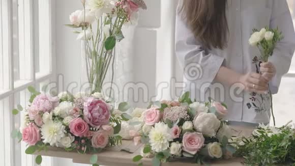 商业销售和花艺概念花店里的花店女工视频的预览图