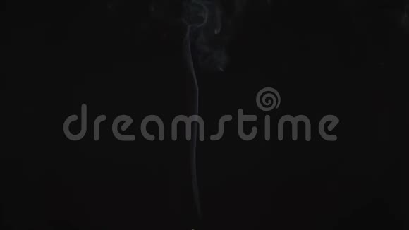 真实的薄烟在通道上隔离透明视频的预览图
