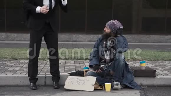 一个被解雇的经理坐在无家可归的地方视频的预览图