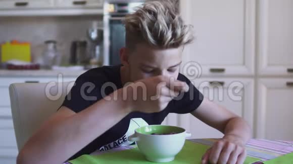 金发男孩在凯特肯吃早餐视频的预览图