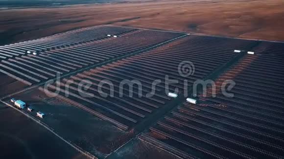 太阳能电池板的空中拍摄太阳能发电厂4k慢动作空中射击大工业太阳能视频的预览图
