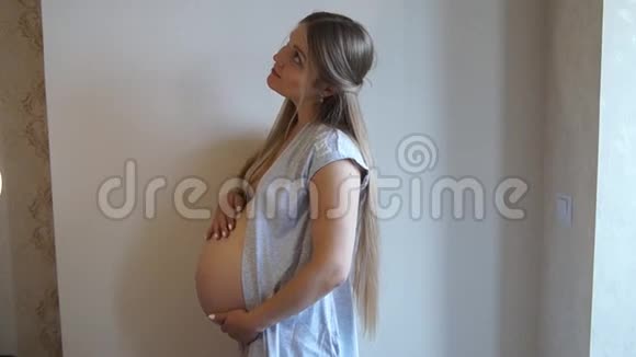 女人摸她怀孕的肚子怀孕的女孩孕妇抚摸肚子视频的预览图
